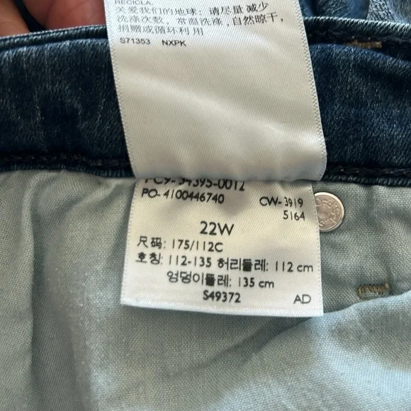 Levi Strauss  & Co., modern Capri, Sz 22W, cuffed Capri jeans, stretch, comfy - Picture 8 of 12